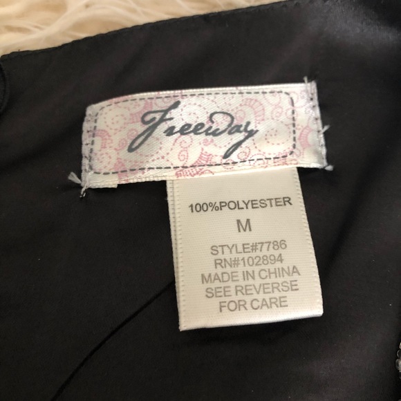 Cute romper with beaded collar - Picture 5 of 7